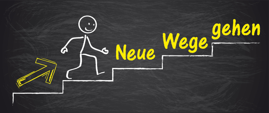 Foto Kreidetafel, eine gezeichnete Treppe, auf der ein Strichmännchen die Stufen nach oben steigt, ein Pfeil, der nach oben zeigt und die Worte "Neue Wege gehen"